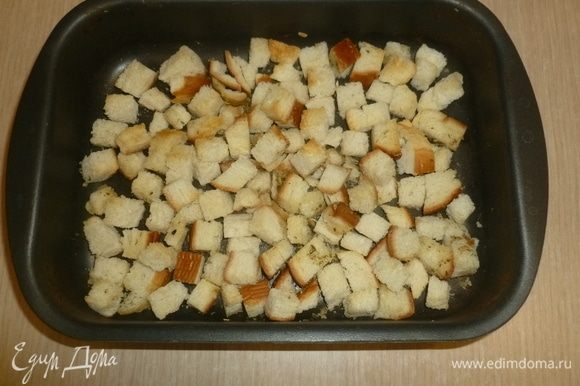 Хлеб разломать или нарезать на небольшие кусочки, выложить в форму, сбрызнуть маслом, посыпать солью, семенами фенхеля и листиками розмарина, хорошо перемешать. Поставить в духовку (200°C) на 10 минут.