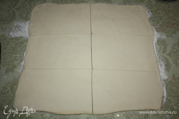 Тесто нужно раскатать таким образом, чтобы получился прямоугольник толщиной 0,5 см. Далее разделите тесто еще на шесть прямоугольников.