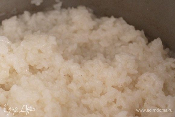 Готовый рис слегка остудить. Если в рисе еще осталась вода, включите мультиварку в режим «Крупа» и готовьте с открытой крышкой, помешивая еще 5-7 минут.