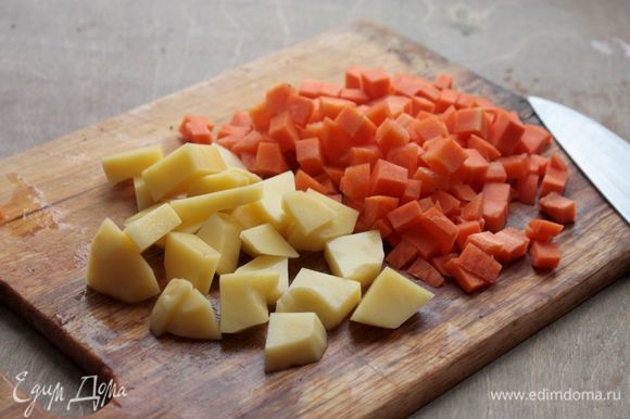 Посолите бульон по вкусу. Морковь и картофель нарежьте кубиками, опустите в рыбный бульон и варите до готовности. По желанию еще можно добавить стебель сельдерея.