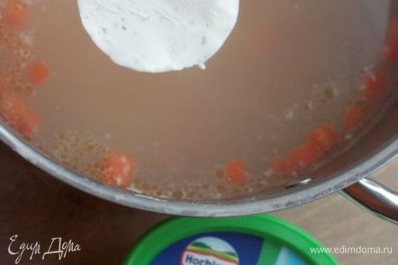 Как только овощи (морковь и картофель) приготовятся, достаньте из супа лук (я обычно его выкидываю). Верните в суп рыбу. Заправьте суп сливками и творожным сыром, уберите с огня и дайте настояться 5-10 минут.