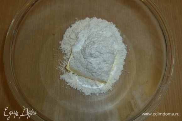 Сливочное масло комнатной температуры соединить с сахарной пудрой. Растереть при помощи ложки или силиконовой лопатки до однородной массы.