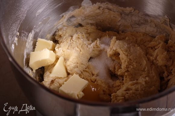 Добавить в тесто соль, мед и сливочное масло комнатной температуры.