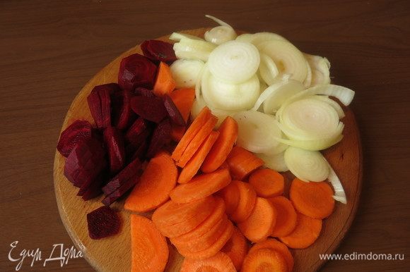 Нарезаем морковь, свеклу и луковицу. Количество овощей можно уменьшать - увеличивать, я люблю тушеные с рыбой овощи.