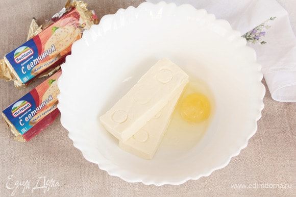 Сыр плавленный Hochland (200 г) лучше взять с ветчиной, она интересно дополнит вкусовую палитру шариков. Для приготовления теста плавленный сыр необходимо растереть венчиком с яйцом куриным (1 шт.).