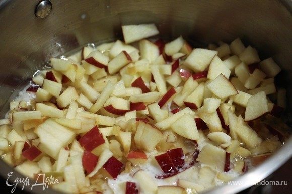 К кефиру с маслом добавьте яблоко и перемешайте.