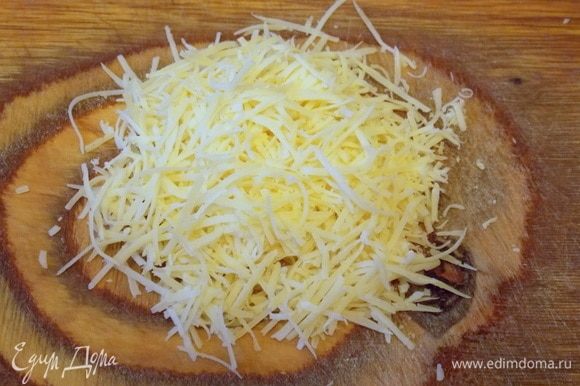 Натрите твердый сыр.