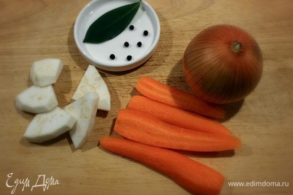 Разморозить в течении 5-6 часов в холодильнике нужное количество лосося и креветок. Очистить овощи для отваривания рыбы (я взяла 2 маленькие моркови). С луковицы желательно не снимать последний слой шелухи- она придаст бульону приятный оттенок.