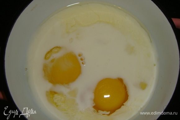 Молоко взбить с яйцом, добавить к рису с печенью и овощами, перемешать.