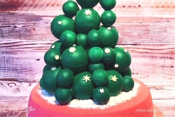 Это мой малиновый торт, а сверху на нем красуется рождественская елка из шоколадных шаров. Этот декор требует тоже определенных навыков и специальных поликарбонатных форм для шоколада.
