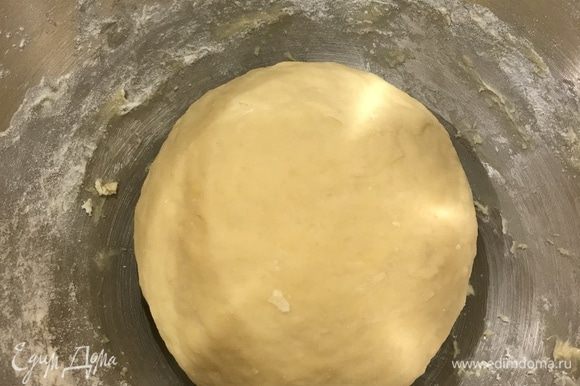 Когда тесто почти перестанет липнуть к рукам, скатайте его в шар, накройте пленкой и уберите в теплое место на 40 мин., чтобы тесто подошло.