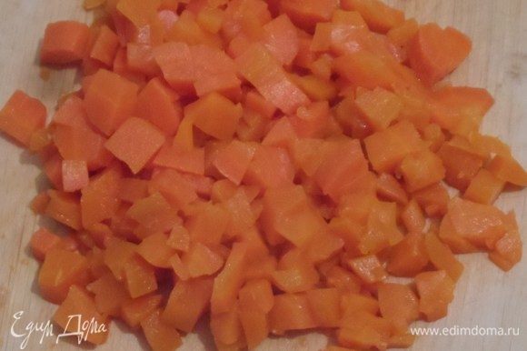Картофель, морковь очистить, нарезать кубиком.
