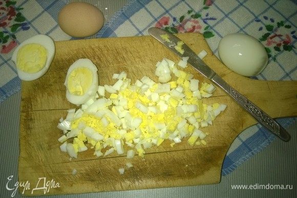 Берем 5 куриных яиц и варим вкрутую в течение 10 минут, затем очищаем их от скорлупы и нарезаем мелкими кубиками.