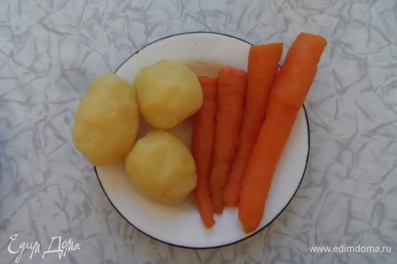 Картофель, морковь очистить, нарезать мелким кубиком.