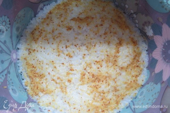 Затем выкладываем слой риса. Рис немного смазываем горчицей и сбрызгиваем соевым соусом, так поступаем со всеми рисовыми слоями.