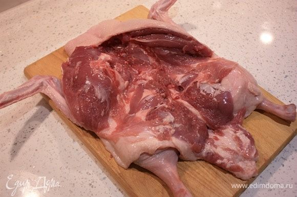 Вот так выглядит утка без костей. Все мясо осталось на месте.