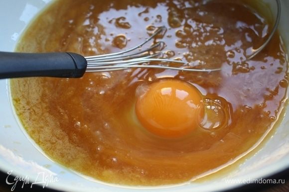 Добавляем яйца в остывшую карамельно-сливочную смесь.