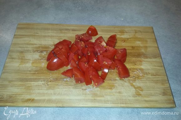 Мелко режем помидоры.