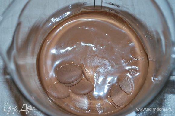 Шоколад растопить в несколько этапов по 30 секунд, чтобы не перегреть. Добавить в шоколад растительное масло без запаха и хорошо все пробить блендером.