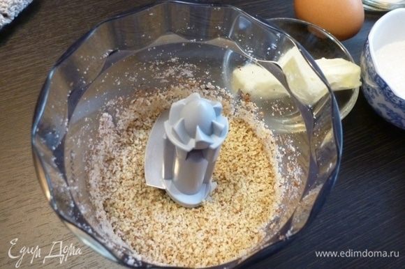 Миндаль подсушить на сухой сковороде и измельчить в блендере почти в муку.