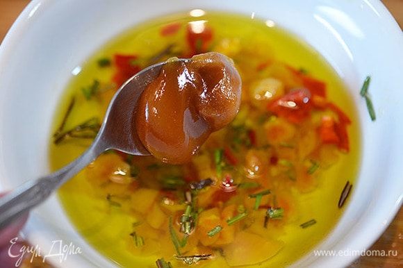 Для маринада смешайте все нарезанное с оливковым маслом, травами и медом. При желании можно посолить.