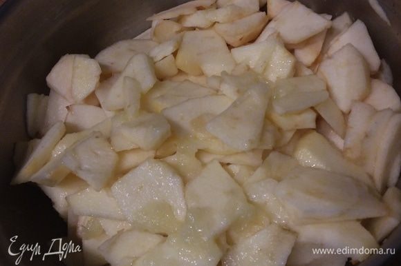 Готовим начинку: для этого нужно очистить яблоки и нарезать тонкими пластинками. Выжать в яблоки лимонный сок, перемешать.