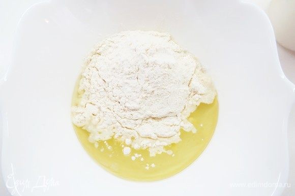 Теперь займемся тестом. В кипятке размешать сахар и соль, добавить растительное масло. Затем добавить муку.