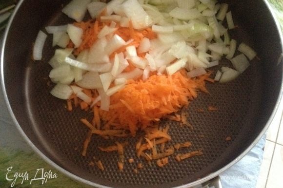 Морковь натереть на крупной терке, лук мелко нарезать и обжарить овощи в глубоком сотейнике до золотого цвета.