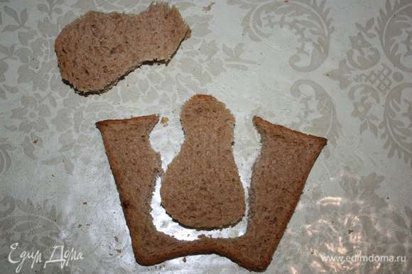 Из хлеба для сэндвичей вырезать фигурки снеговиков.