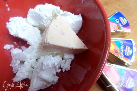 Сыр фетаки Hochland соединить с 1–2 треугольниками плавленого сыра от Hochland.