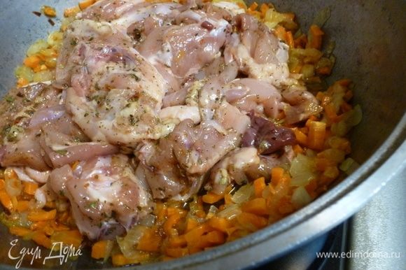 Куриное мясо (у меня бедрышки) нарезать на кусочки. Отодвинуть лук и морковь в сторону и обжарить, пока мясо не побелеет. Посыпать приправой для плова, посолить.
