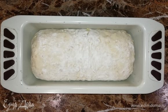 Подкатываем тесто и кладем в форму для запекания на расстойку на 10 минут.