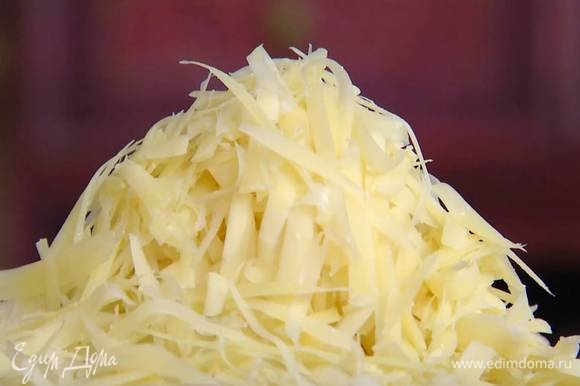 Весь сыр натереть на крупной терке.