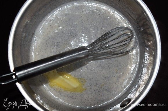 Пока тесто подходит, а баклажаны пекутся, приготовьте соус бешамель. Сначала в одной кастрюльке разогрейте молоко, не доводя до кипения, затем в другой кастрюльке растопите масло, добавьте гречневую муку и хорошо размешайте. Постепенно влейте горячее молоко, постоянно помешивая венчиком, чтобы избавиться от комков. Дайте соусу несколько минут покипеть на слабом огне и загустеть, постоянно помешивая ложкой (5–7 минут). Снимите с плиты, посолите, натрите сыр и перемешайте. Соус готов.