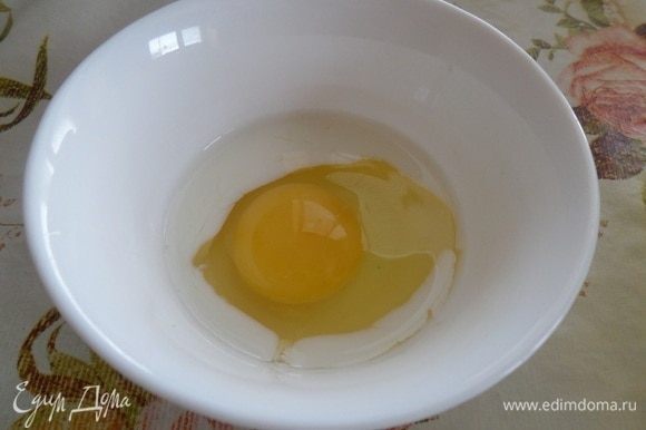 В чашечку разбиваем яйцо. Добавляем 2 ст. л. сливок 10% жирности и щепотку соли. Взбиваем до однородного состояния.