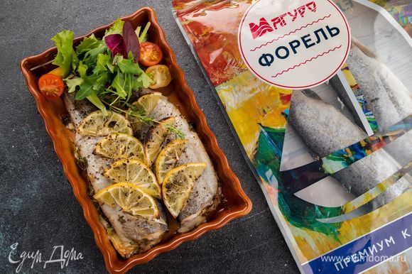 Запекайте форель в течение 35 минут при 200°С. Готовую рыбу посыпьте специями и солью, а также дополните рубленой зеленью. Приятного аппетита!