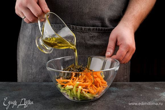 Добавьте специи по вкусу, заправьте оливковым маслом и посыпьте кунжутом.