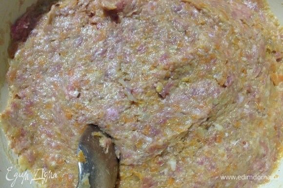 Мясо и две сырых луковицы пропускаем через мясорубку вместе с одной частью поджарки. Готовый фарш перемешиваем, солим и перчим по вкусу.