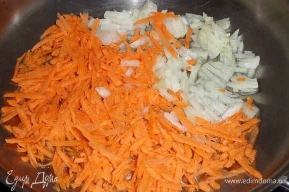 Ставим на огонь глубокую сковороду или казан. Наливаем растительное масло. Выкладываем лук и морковь.