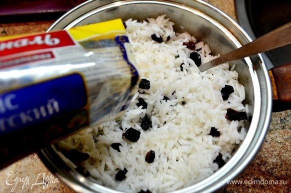 В это время отвариваем рис Азиатский ТМ «Националь», добавляем наш изюм, поливаем соусом от утки и перемешиваем. Наш полезный гарнир для здоровья готов!