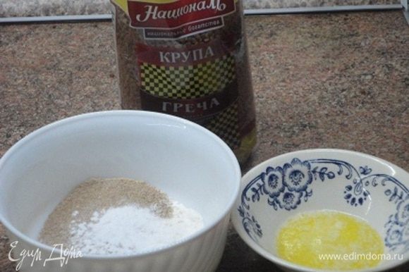 Соединяем муку гречневую с пшеничной, разрыхлителем и солью. Сливочное масло растопить в микроволновке и дать остыть.