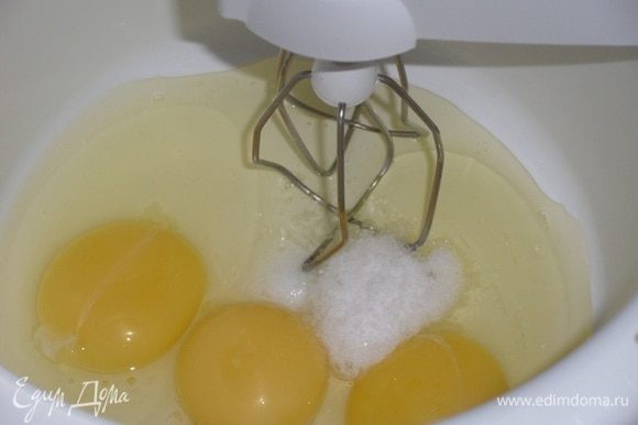 Подготавливаем продукты. В чашу миксера выкладываем 2 куриных яйца и 2 желтка. Добавляем соль.