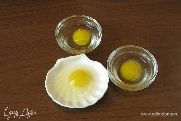 Готовим пашот. Если нет специального прибора, то воспользуемся подручными средствами, в отдельные емкости разбиваем перепелиные яйца.