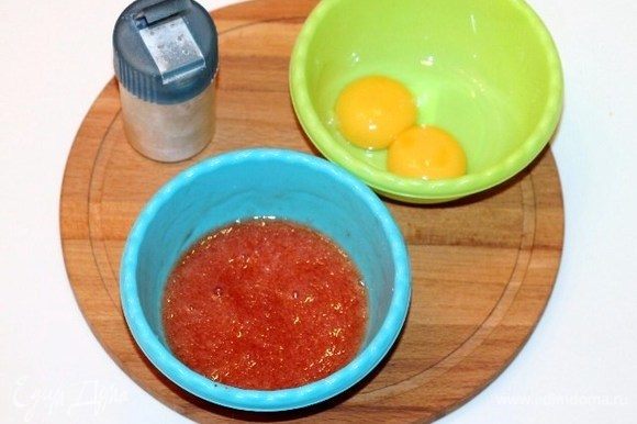 У двух яиц отделить белок от желтка. В белок добавить прессованный чеснок, кетчуп, 1 ст. л. мягкого сыра, приправу, посолить, поперчить по вкусу и взбить венчиком.