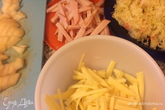 Начинка: капусту хорошо отжать и нарезать. Сыр и ветчину нарезать полосками. Груши (лучше брать твердые и не очень сочные) тоже нарезать пластинками.