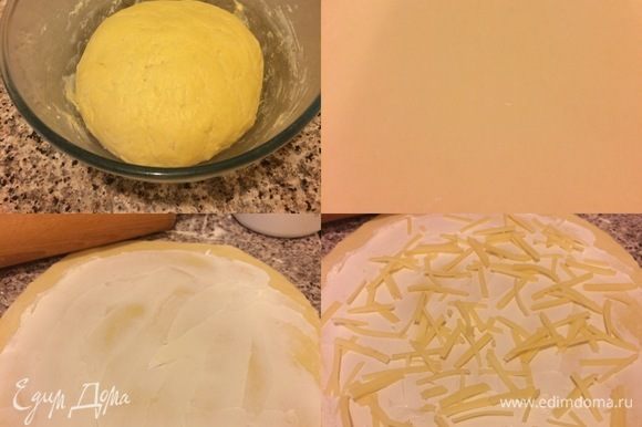 Спустя указанное время достать тесто из холодильника (оно заметно увеличилось), раскатать в прямоугольник, смазать сливочным сыром и посыпать гаудой.