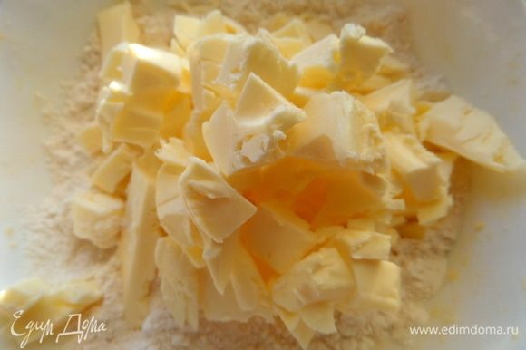 Масло или сливочный маргарин порубить в муку.