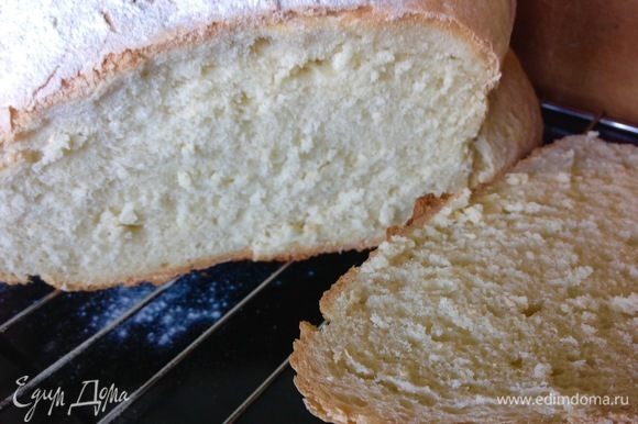 Хоть хлеб и большой, а припекся он прекрасно, стойкая хрустящая корка и мягкий мякиш.