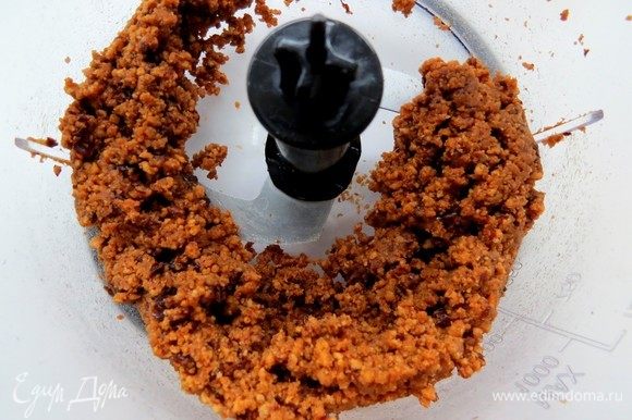 Делаем основу. Измельчить имбирное печенье вместе с черносливом и орехами в блендере в мелкую крошку и смешать со слегка растопленным сливочным маслом.
