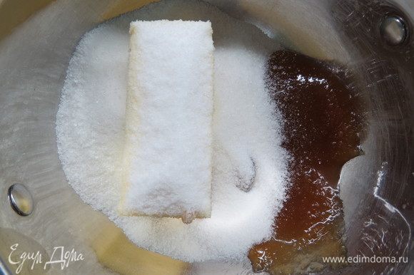 В кастрюле соединить сливочное масло, мед и сахар и поставить на водяную баню.